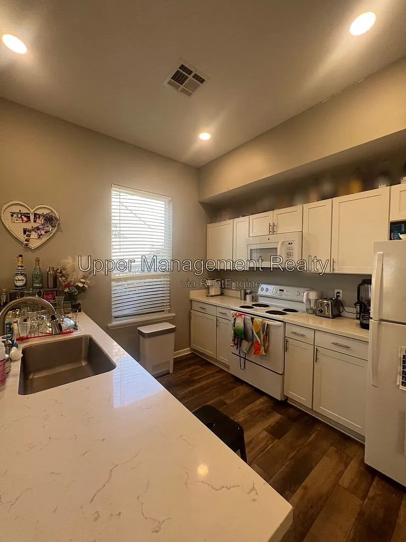 5 bed, 2.5 bath, $6,500 — Photo 2