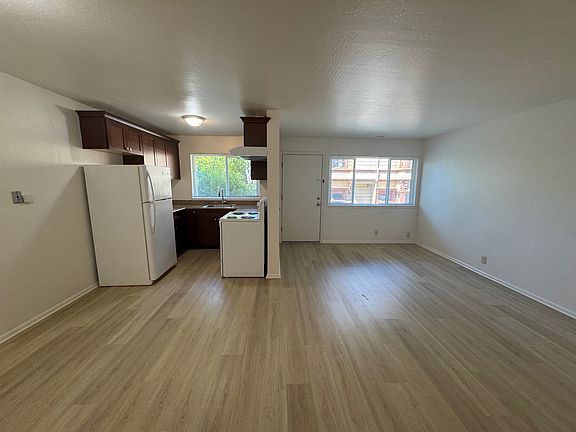 5th image of 2222 Encinal Ave APT D
