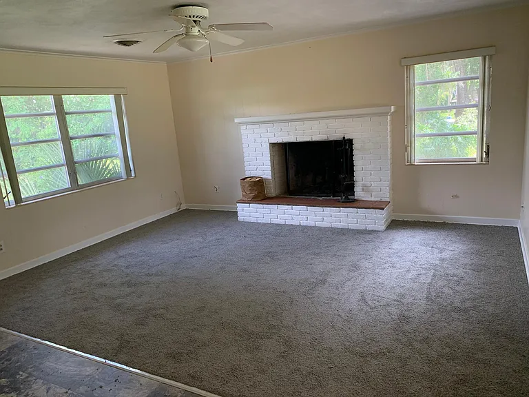 220 S Elsasser St — Photo 2