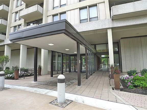 2nd image of 1 Bratenahl Pl APT 1212