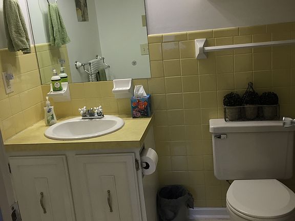 Hallway Bathroom w/ tub 