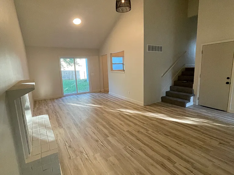 1207 Geneva St — Photo 7