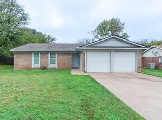 709 Poe St, Azle, TX 76020