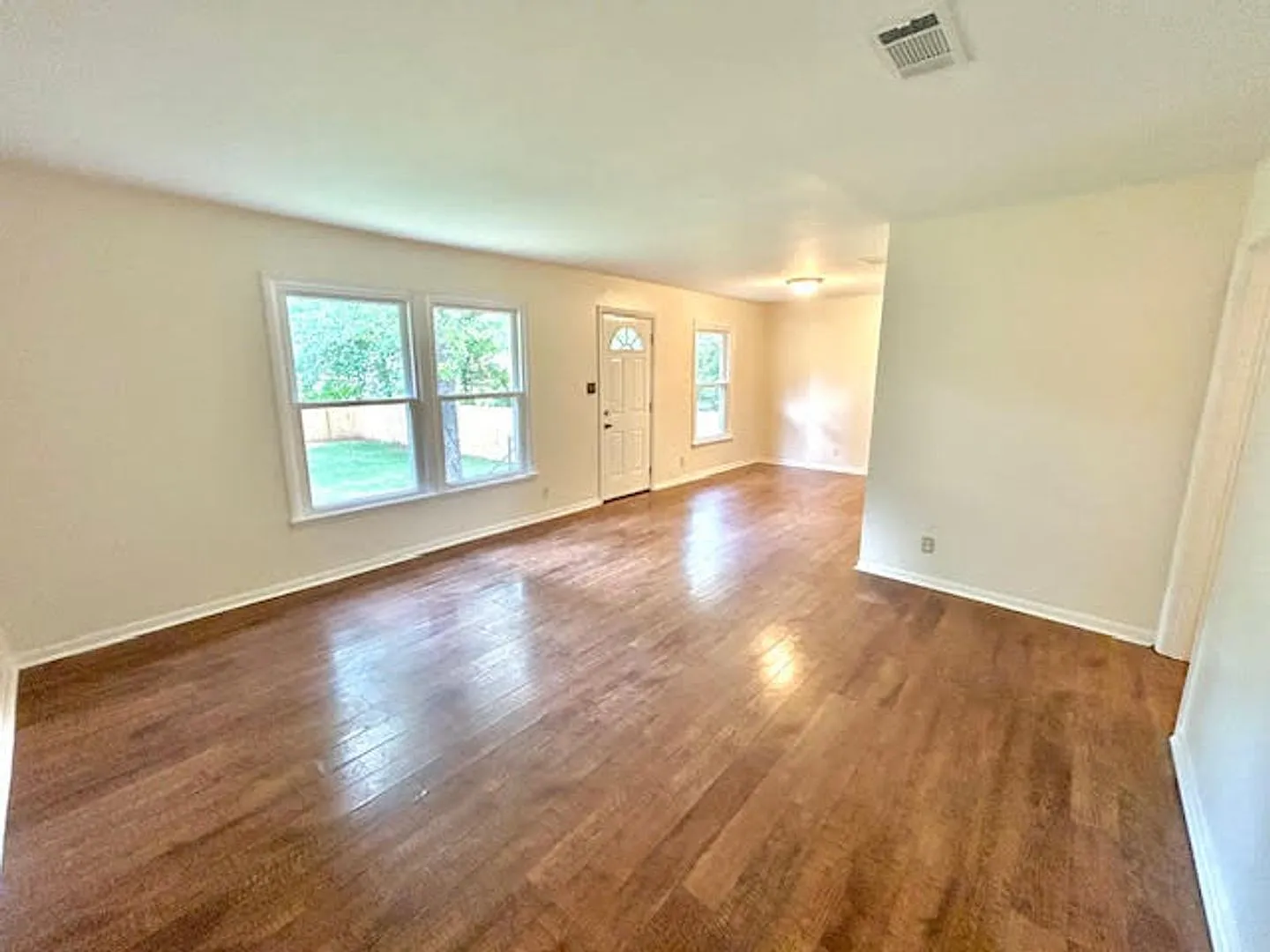 Charming 3 Bed/ 2 Bath Home- Move in Ready! — Photo 3