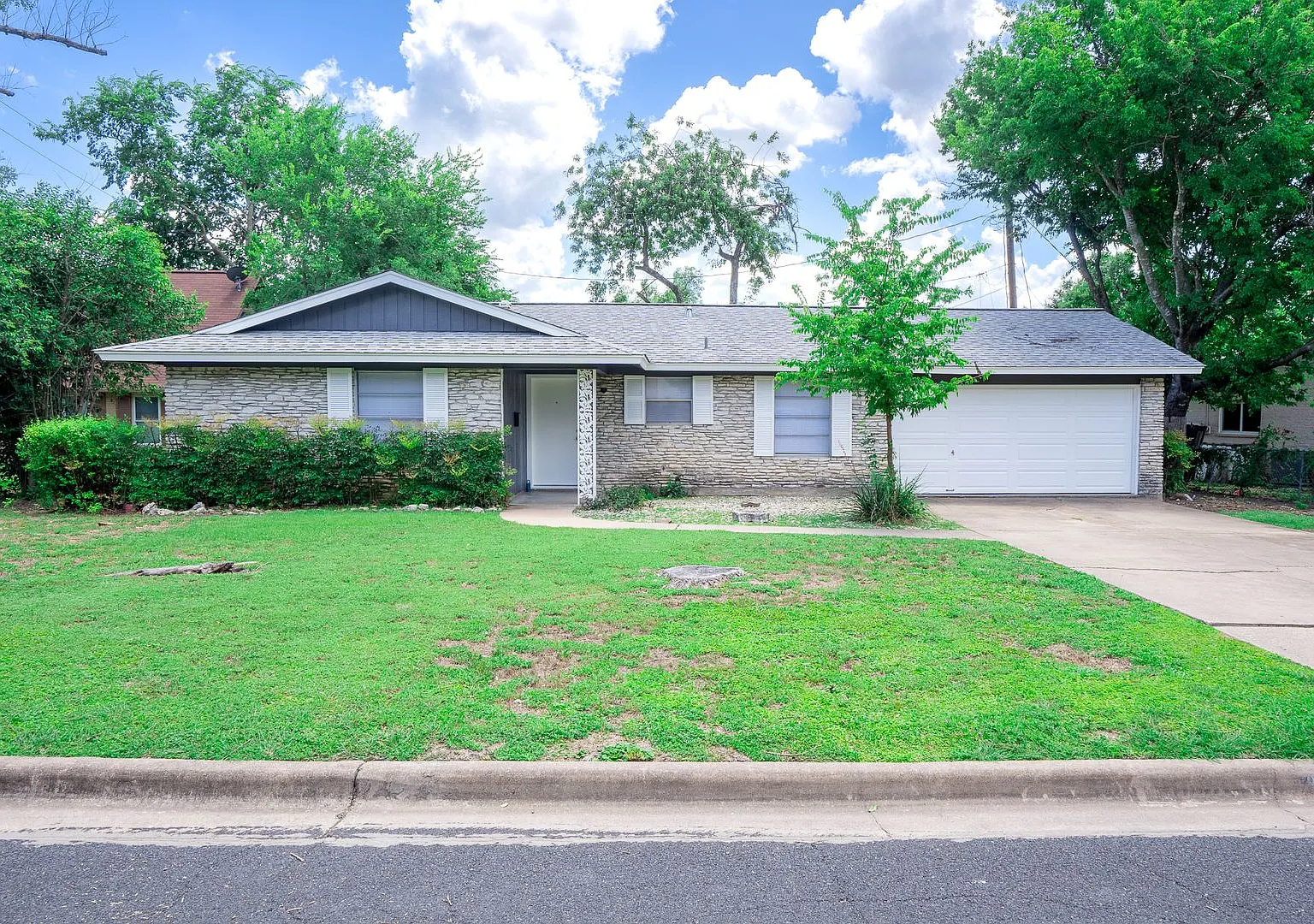 Charming 3-bedroom, 2-bathroom home located in a peaceful cul-du-sac in a great Austin location! — Photo 2