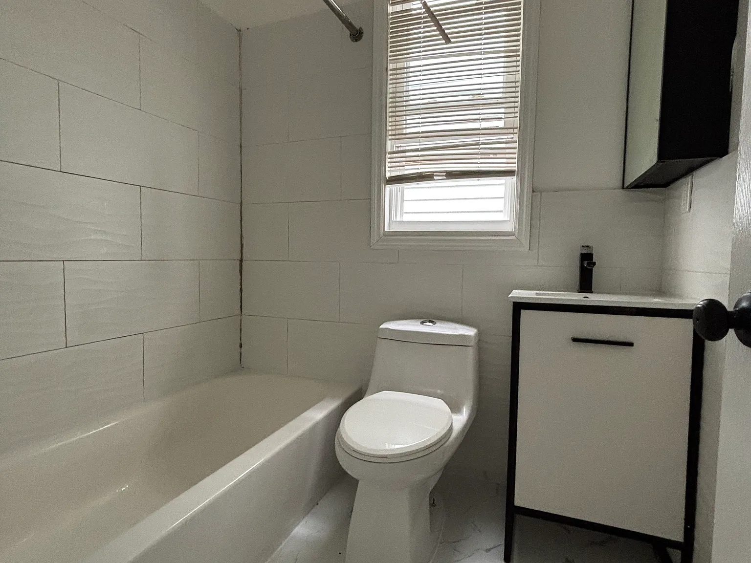 3 bed, 1000 sqft, $2,300 — Photo 3