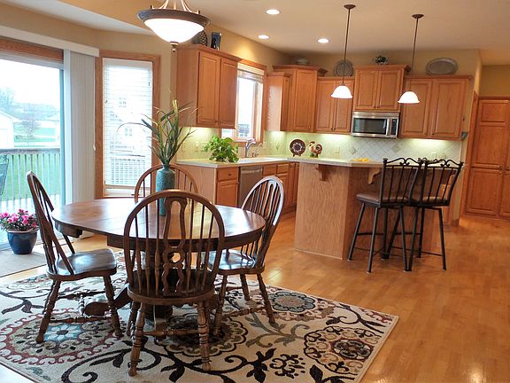 Informal dining & kitchen.