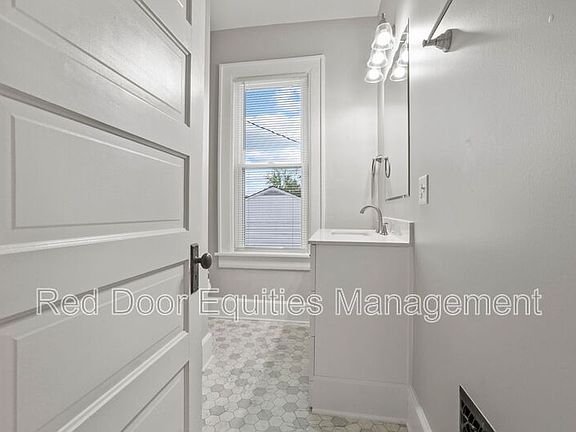 3rd image of 1155 N Columbus St