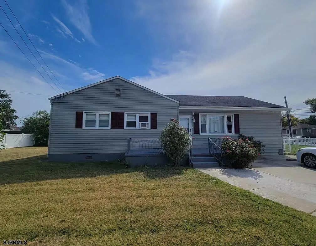 4 bed, 1.5 bath, $2,500 — Photo 1