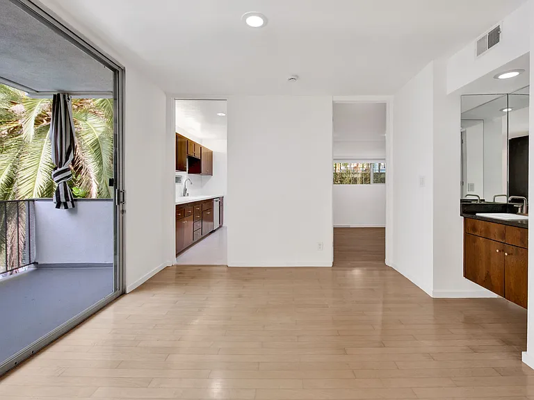 1147 N Clark St #206 — Photo 9