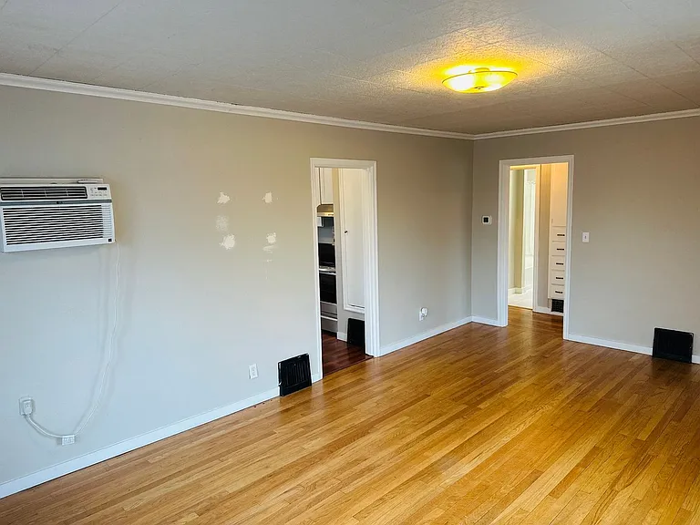 722 W 30th St — Photo 16