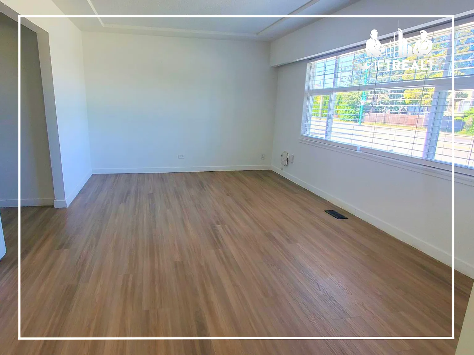 Bright 2 Bed 1 Bath Main House with Huge Fenced Yard in Burnaby! — Photo 3