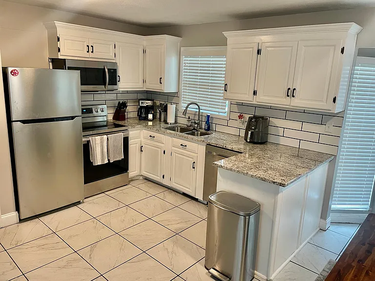 1003 SW Ingleside Pl — Photo 3