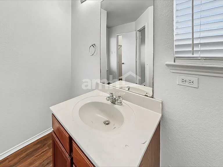 2014 Kingsbridge Dr — Photo 10