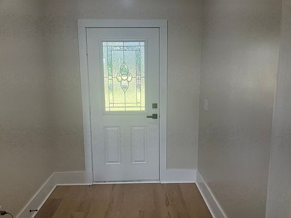 2nd image of 932 Windmill Rd
