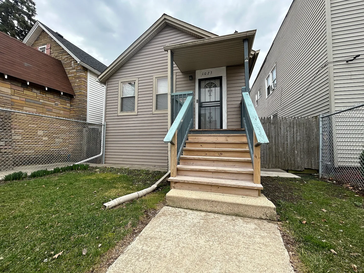 1025 W 103rd St photo 1