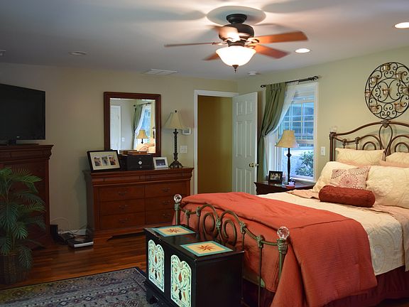 Master Bedroom Pic 1 of 2