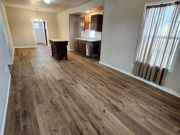 3rd image of 604 N Oak St