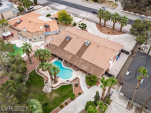 3rd image of 2935 S Torrey Pines Dr