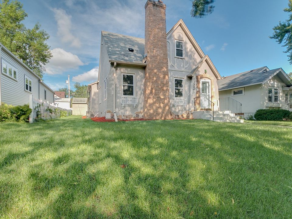 Walking distance to Lake Nokomis, schools, and parks!