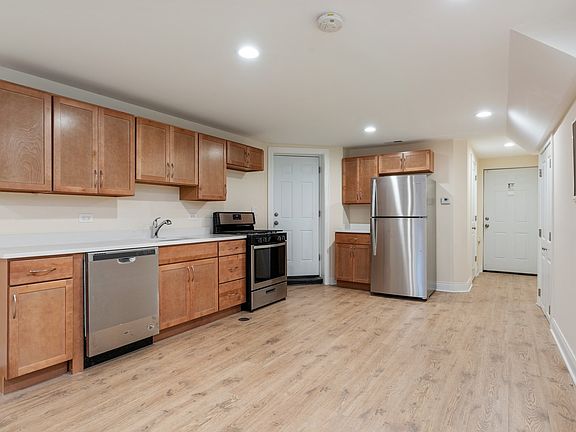 3rd image of 6335 N Wayne Ave #G