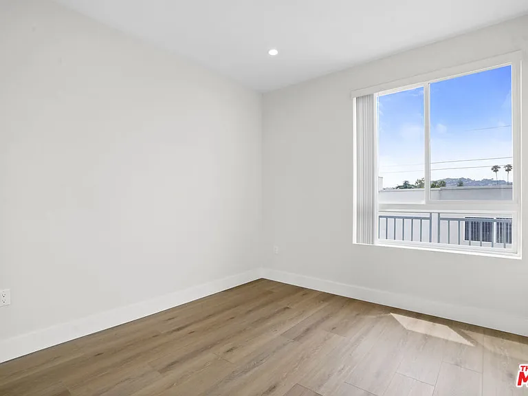 11042 La Maida St #203 — Photo 12