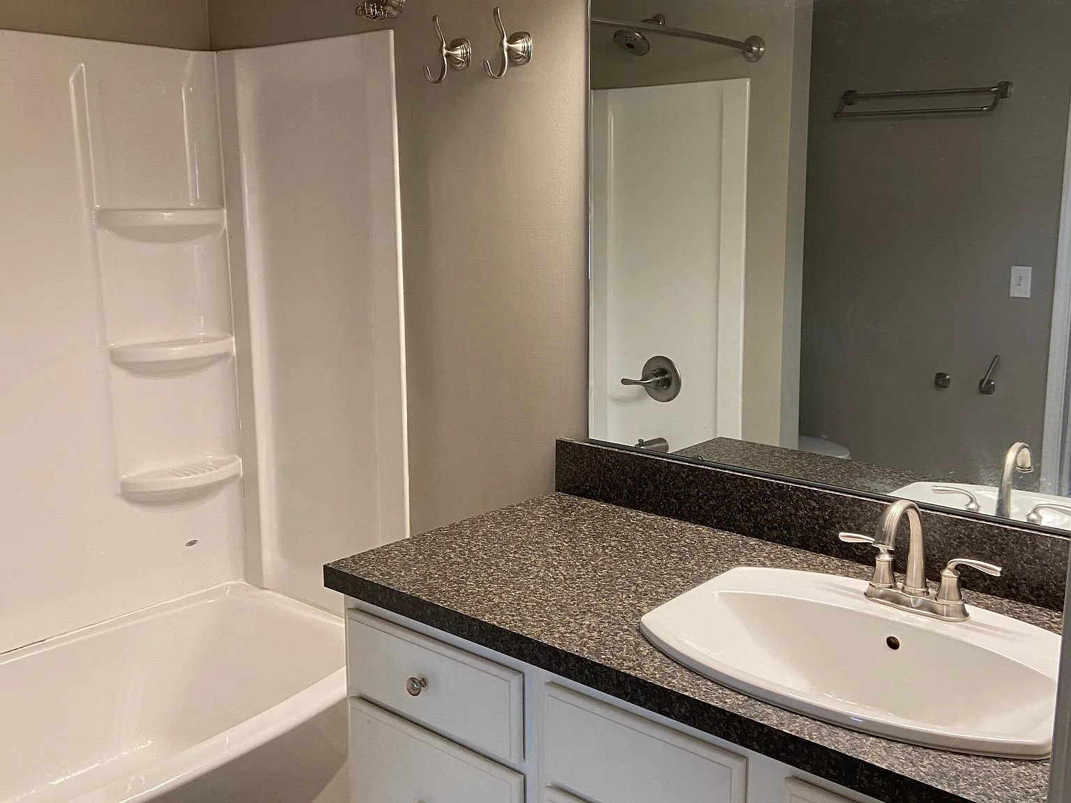 1920 Crest Hollow Dr — Photo 2