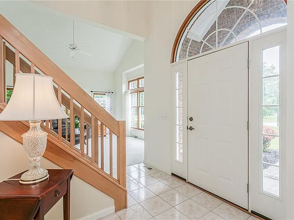 3rd image of 6 Oakmark Cir