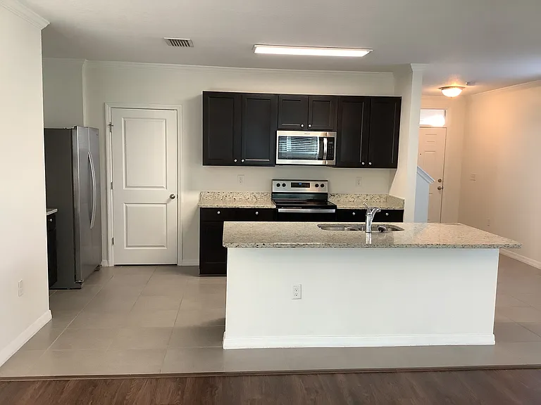 807 Wiltonway Dr — Photo 2