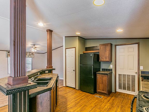 3rd image of 219 Lakeside Dr