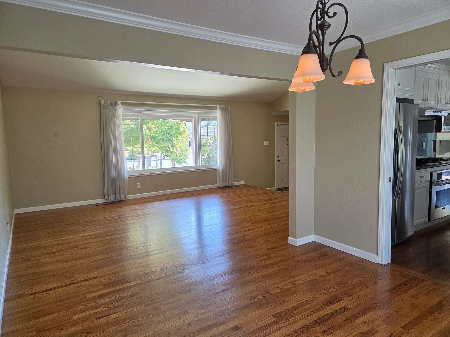 3 bed, 2.5 bath, 1938 sqft, $5,400 — Photo 3