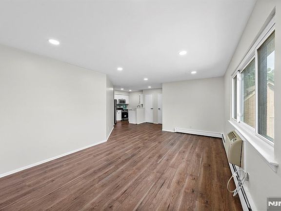 3rd image of 88 Boulevard St APT 304