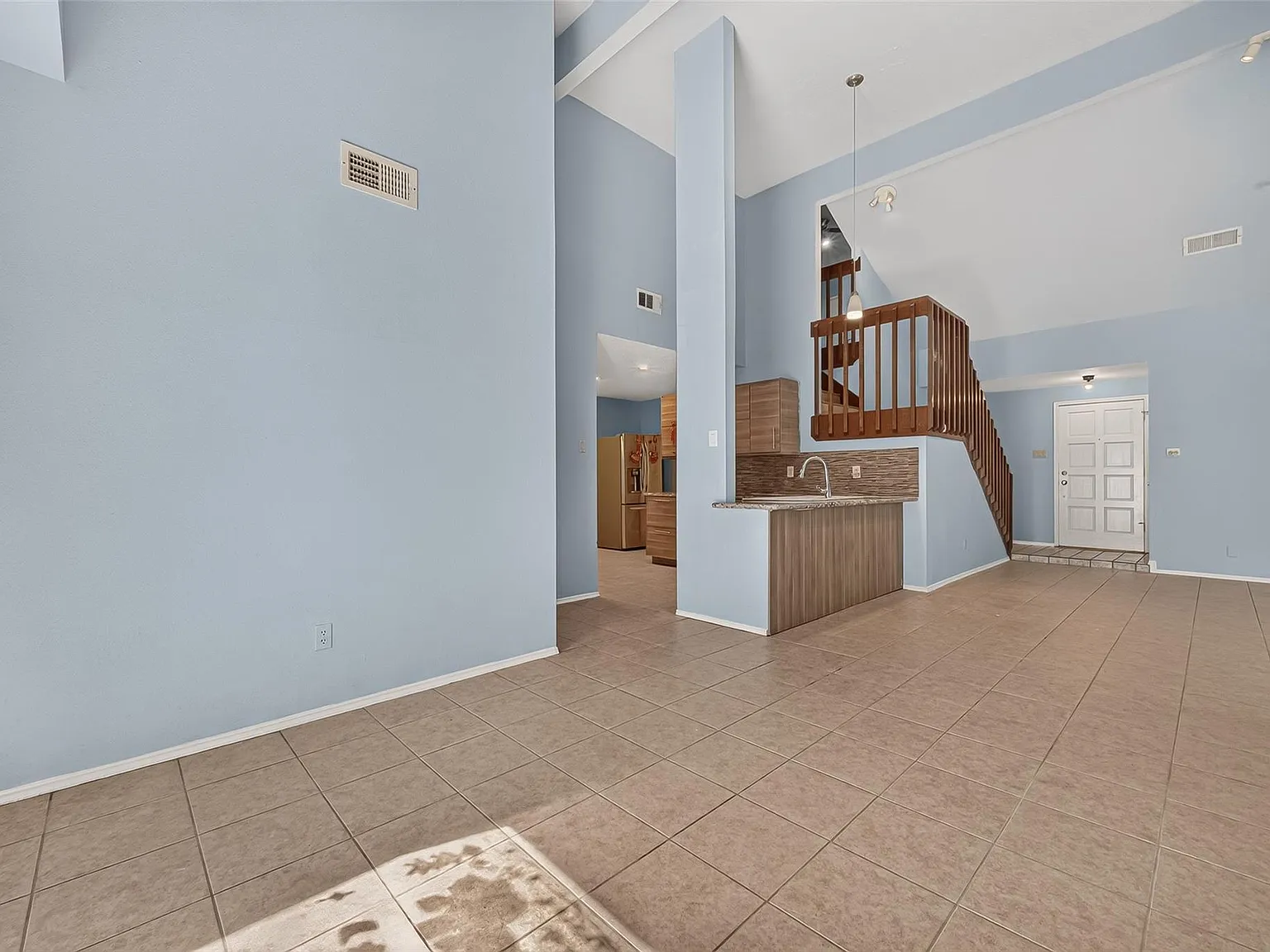 3 bed, 2.5 bath, 1904 sqft, $1,915 — Photo 4