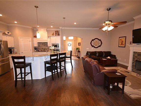 3rd image of 3062 E Royal Dr