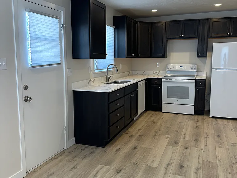683 W 6th Ave — Photo 16
