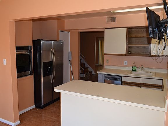 4th image of 4 Poinsettia Ct