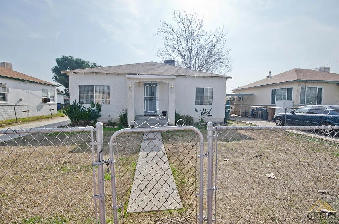 421 Marcus St photo 1