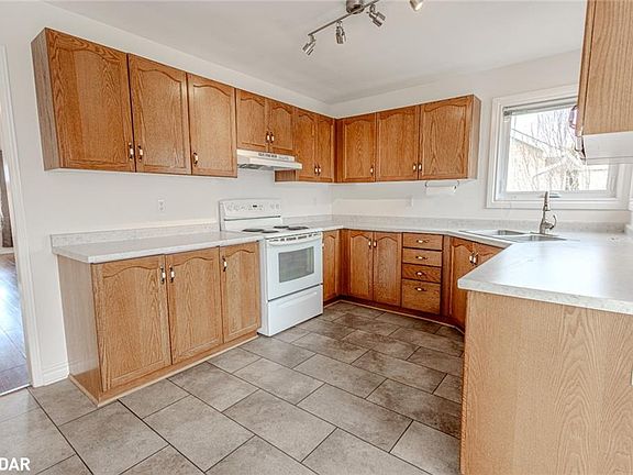 5th image of 70 Hurst Dr