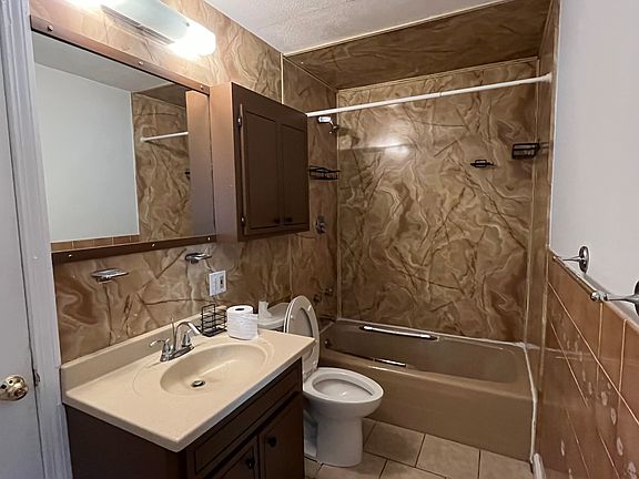2nd image of 545 Washington St #1