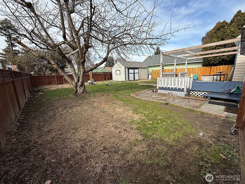 5th image of 321 E Oak Street