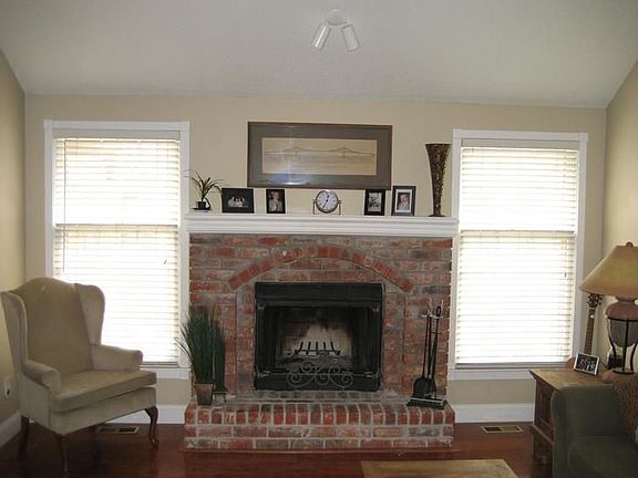 3rd image of 1713 Windsor Ln