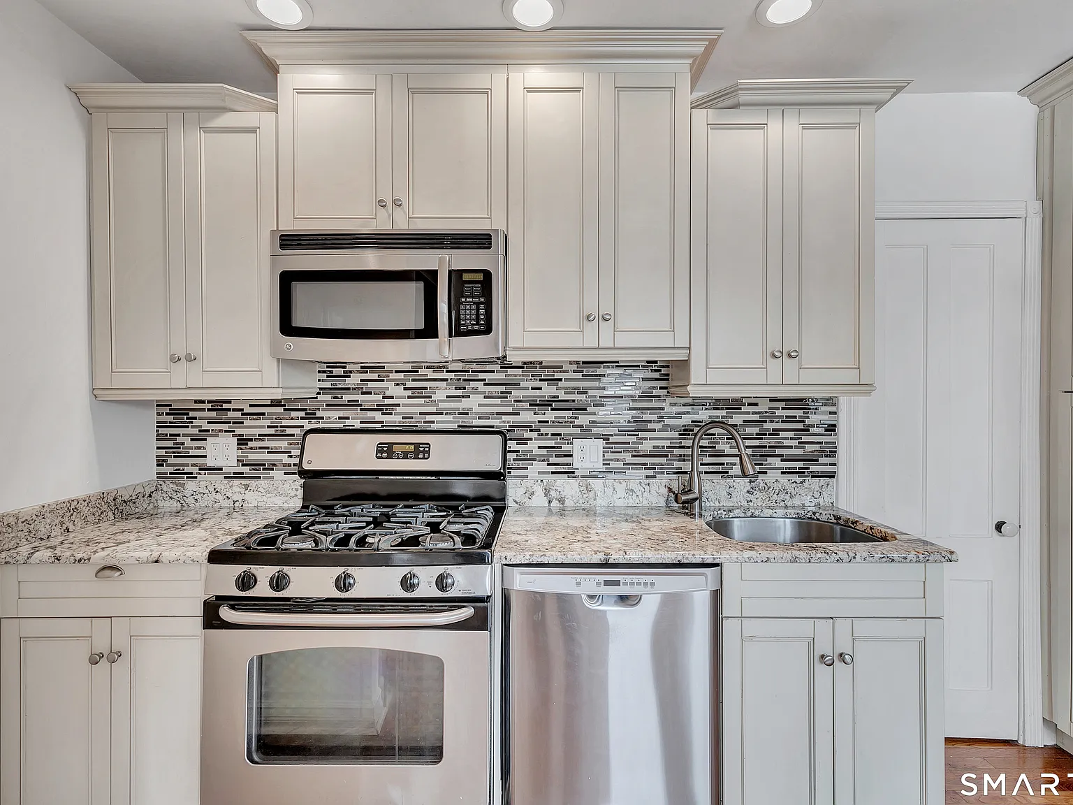 2 bed, 1.0 bath, 800 sqft, $2,400 — Photo 2