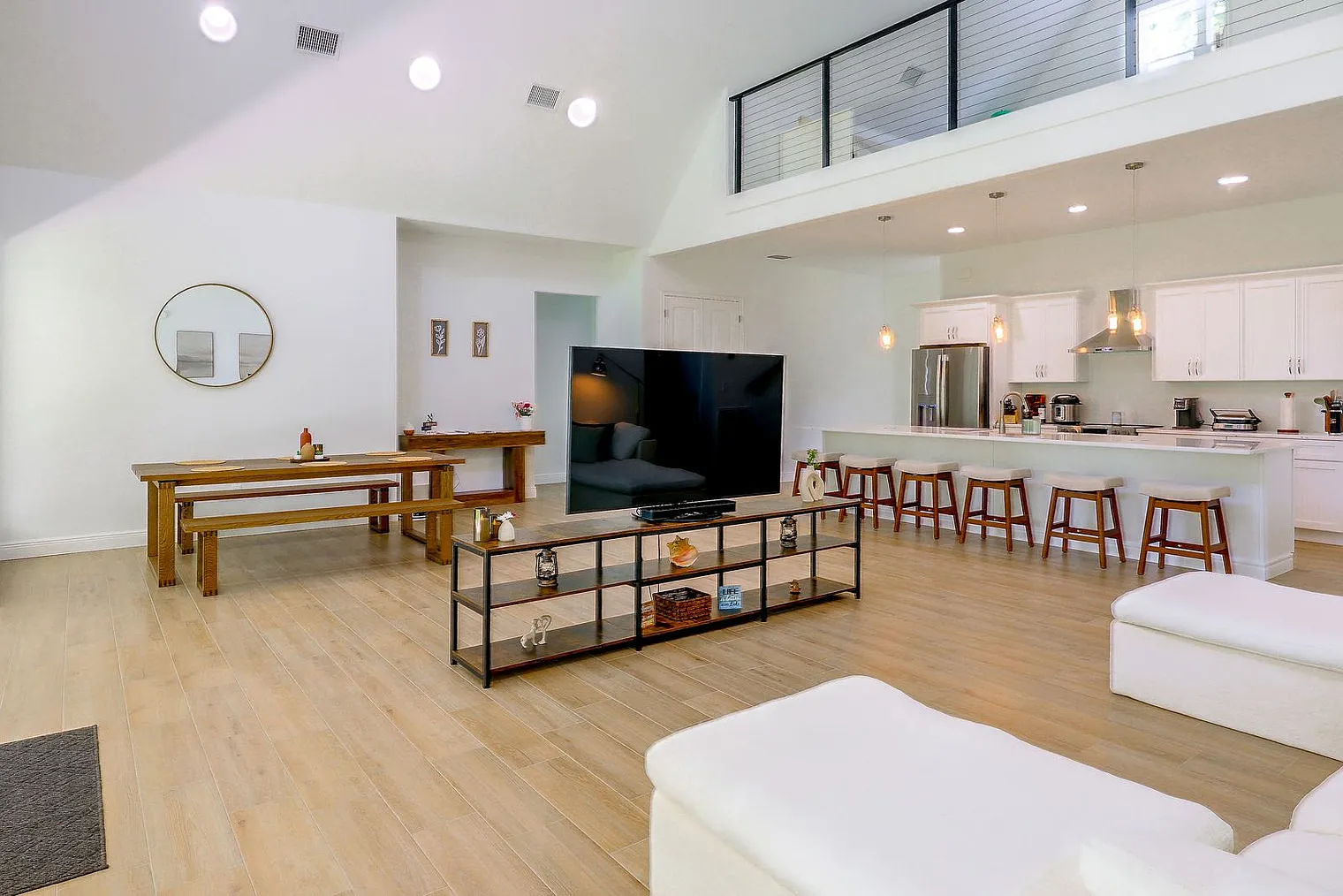4 bed, 2.0 bath, 3196 sqft, $7,193 — Photo 3