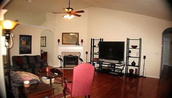 Family Room w Fireplace