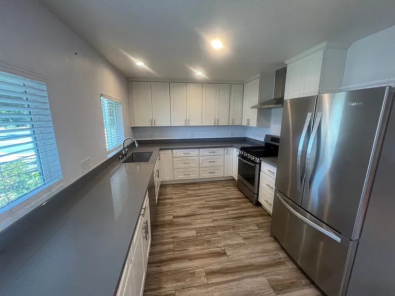 880 San Mateo Ct — Photo 4