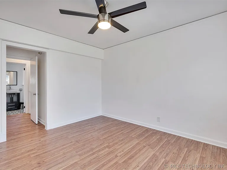 1522 E 17th St — Photo 15