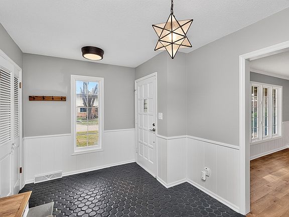 2nd image of 2000 47th St