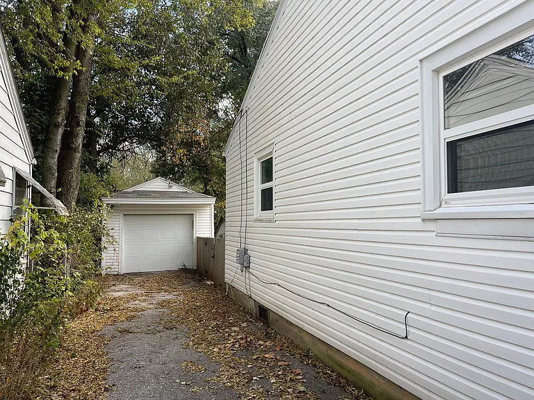 1838 S Maryland Ave — Photo 2