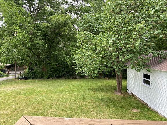 3rd image of 605 W Oak St