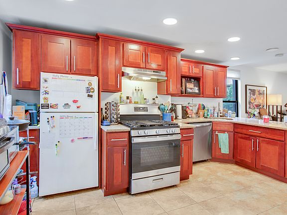 2nd image of 655 6th Ave #2